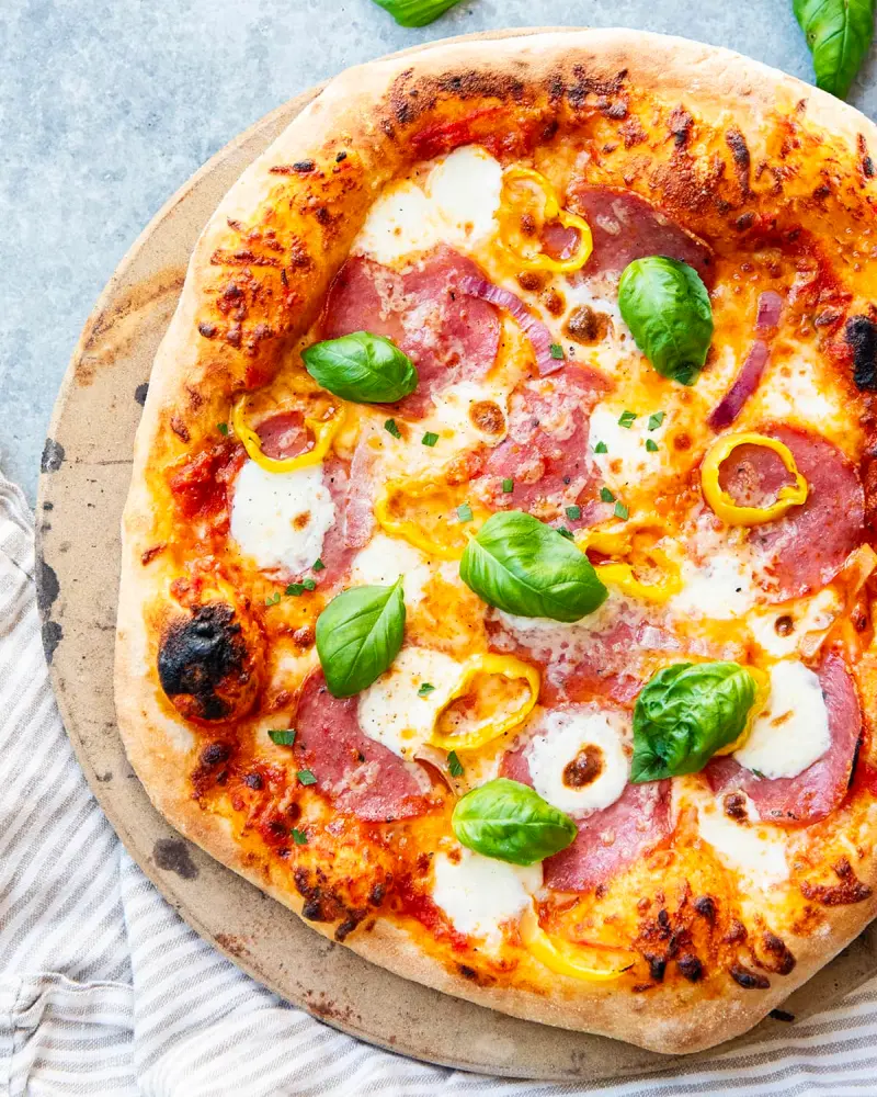 Salamipizza med rostad paprika serverad