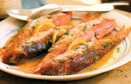 Salmonete Setubalense - mulloa appelsiini-viinikastikkeessa lautasella