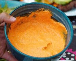 Salsa Romescoa kulhossa tarjoiluvalmiina