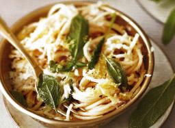 Salviapastaa kulhossa