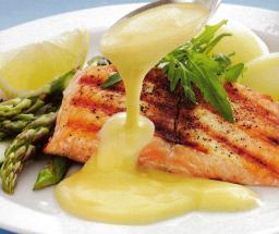 Hollanninkastike paistetun lohen kera lautasella