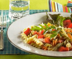 Savulohipastaa lautasella