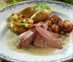 Savustettua jänistä lautasella