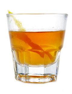 Sazerac cocktail viskilasissa sitruunankuoren kanssa