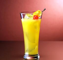 Screwdriver-cocktail lasissa, vodka ja appelsiinimehu, koristeena kirsikka ja appelsiiniviipale