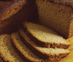 Sötsurt bröd skivat och framlagt