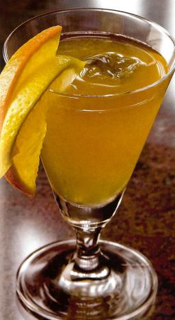 Sidecar-cocktail lasissa koristeltuna sitruunaviipaleella