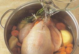 Sido lintu ja laske lintu isoon kasariin jossa vesi peittää linnun.