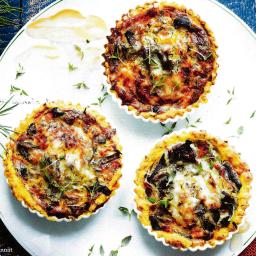 Sieni-porkkanapiiraat lautasella tarjoiluvalmiina