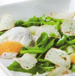 Siianmätiä parsasalaatin ja uppomunien kanssa lautasella