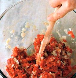 Siirrä lihamassa kulhoon