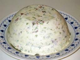 Sillijäädyke tarjoilualustalla