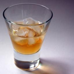 Silver Bullet -cocktail grogilasissa sitruunaviipaleella ja jääkuutiolla