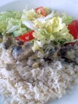 Sinappipossua kermakastikkeessa riisin kera lautasella