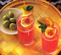 Singapore Gin Sling cocktail lasissa ananasviipaleella ja kirsikalla