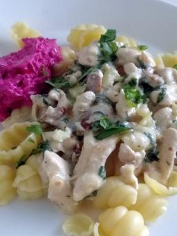 Sinihomejuusto-kanapasta tarjoiluvalmiina