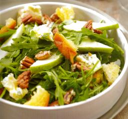 Sinihomejuusto-pekaanipähkinäsalaattia tarjolla kulhossa