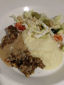 Sinihomejuustolla täytetyt lihapullat lautasella