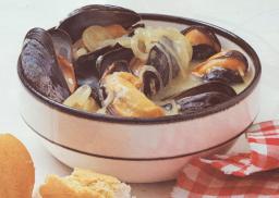 Sinisimpukoita Keittotaidon tapaan kulhossa