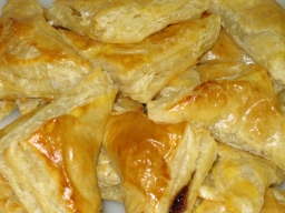 Sisäänleivottu joulutorttu tarjoiluvalmiina