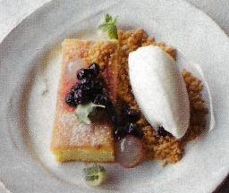 Pala sitruuna-oliiviöljykakkus lautasella