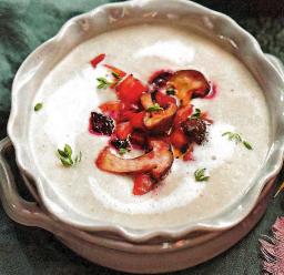 Sitruunainen tattikeitto paahdetuilla juureksilla lautasella