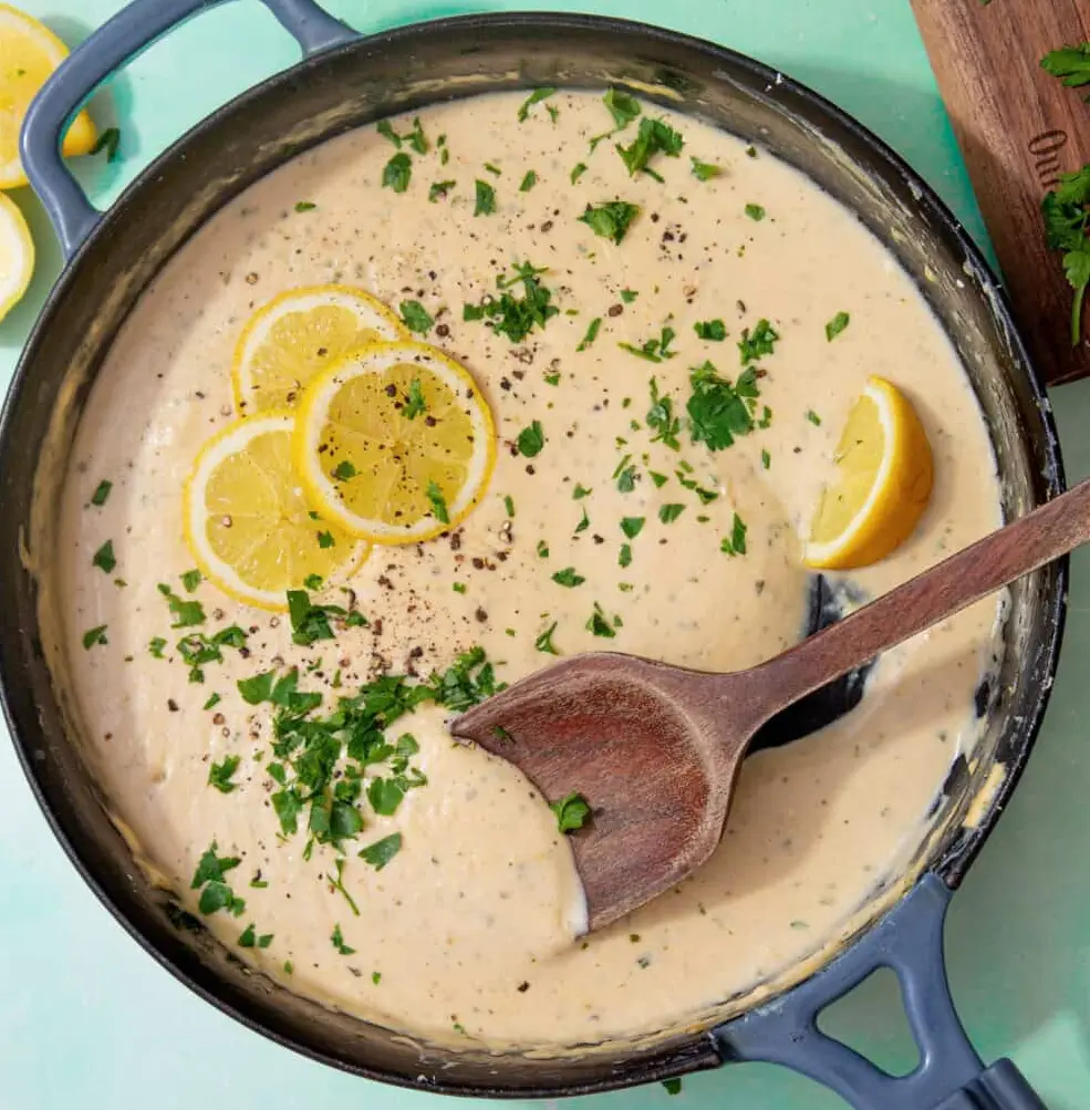 Sitruunakastike kulhossa, vaalea ja kermainen kastike sitruunan maulla