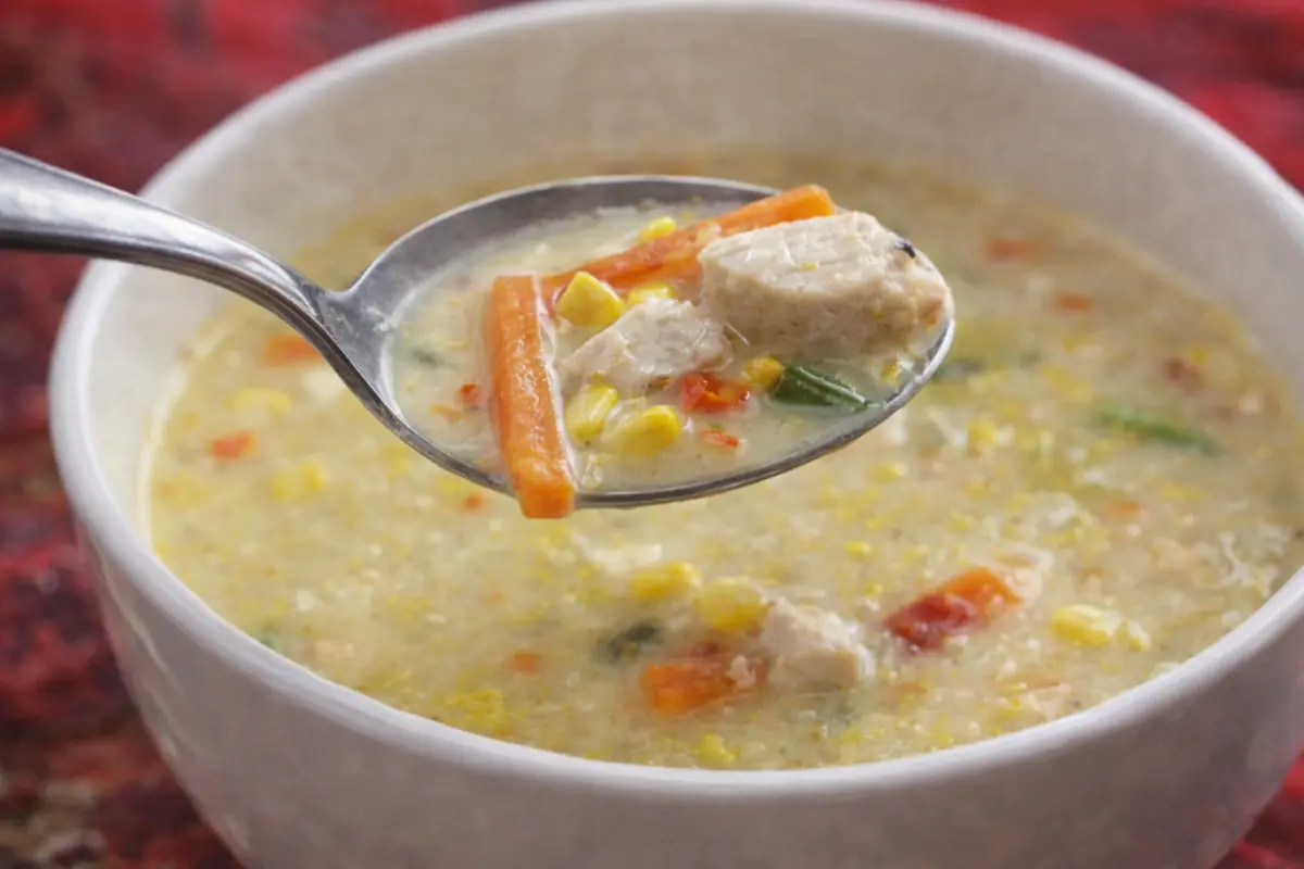 Kycklingsoppa med citron och chili serverad