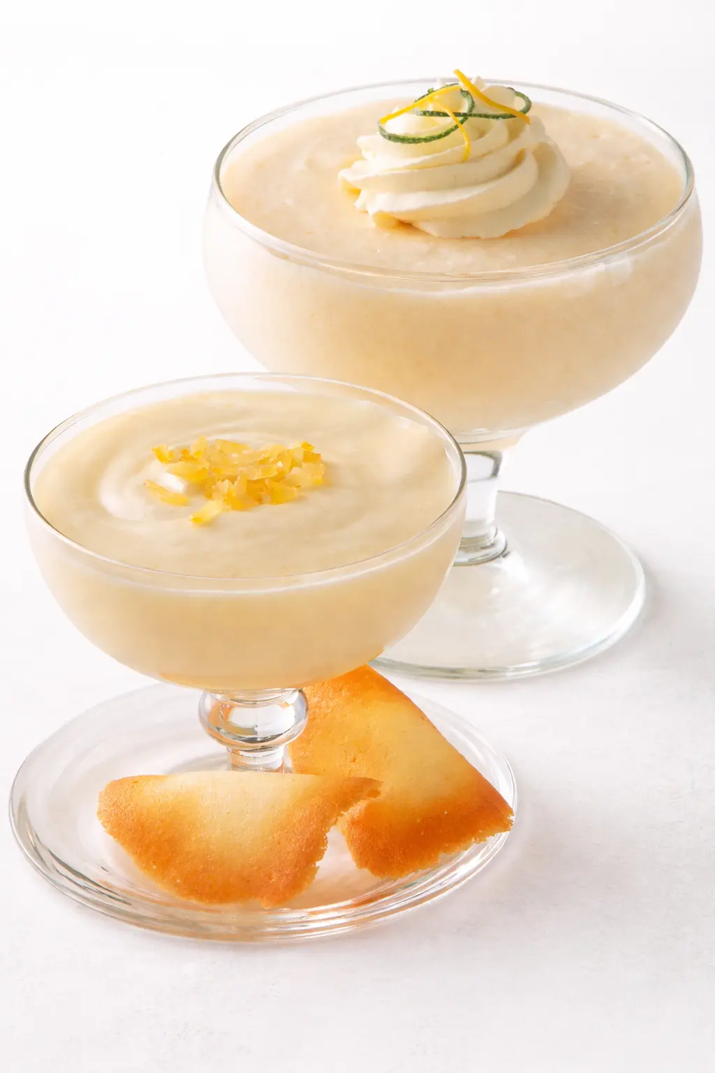 Sitruunamousse annoskulhoissa, pinnalla kermavaahtoa ja sitruunankuorta