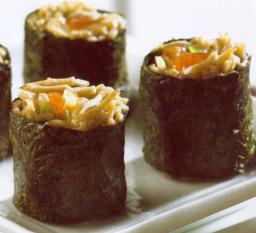 Soba-nuudelirullat lautasella