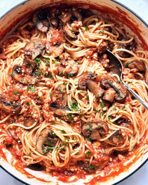 Spagettitofuvuoka tarjolla