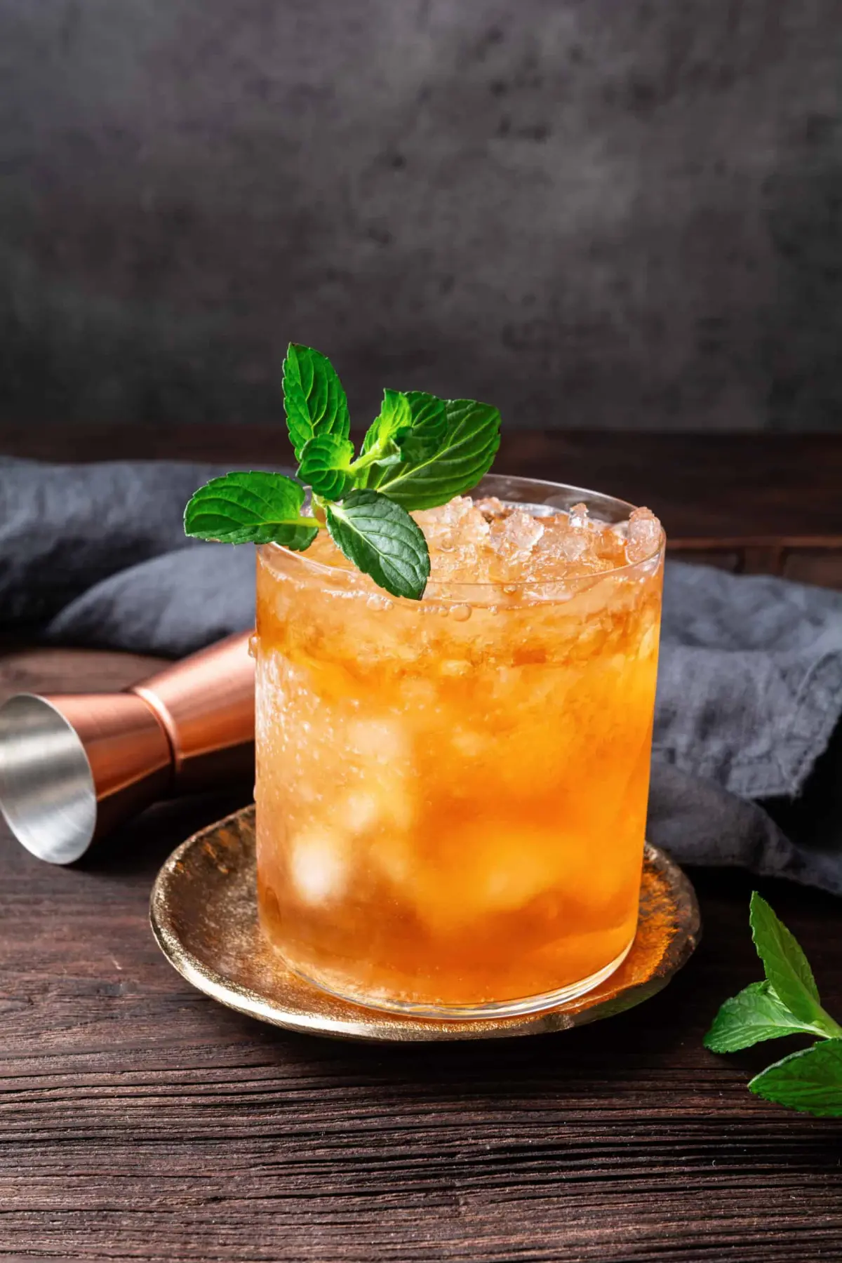 Stinger-cocktail lasissa, konjakkia ja minttulikööriä sekoitettuna