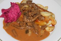 Stroganoff tarjoiluvalmiina
