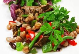 Strimlad lövbiff med bönor, paprika och lök serverad