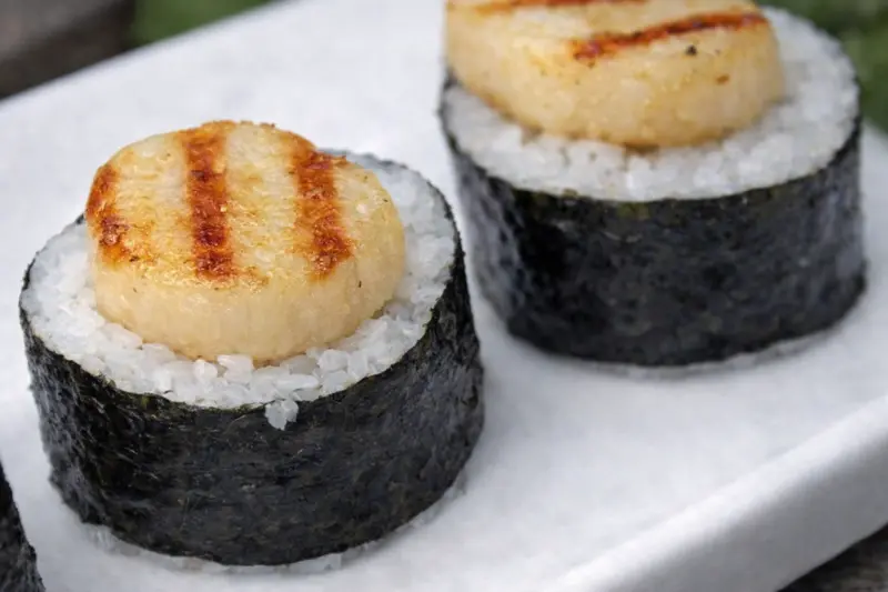 Sushi grillatuilla kampasimpukoilla tarjolla