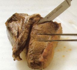 Leikkaa luu irti luullisista pihveistä