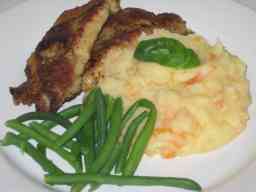 Sveitsinleike annos perunamuusin ja papujen kanssa lautasella