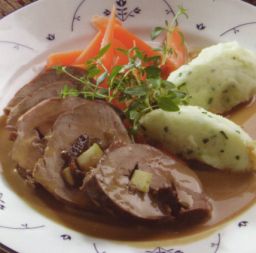 Sydäntä punaviinikastikkeessa lautasella tarjoiluvalmiina