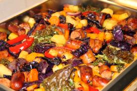 Syksyinen makkaravuoka herkullisesti tarjoiltuna vuoassa