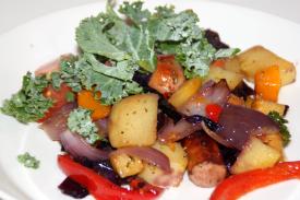 Syksyinen makkaravuoka raikkaan salaatin kera