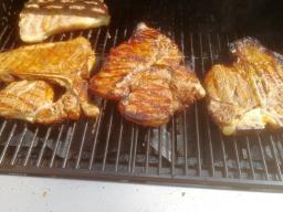 T-luupihvit grillissä ritilän päällä paistumassa