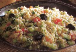 Tabouleh eli vehnärouhesalaattia kulhossa