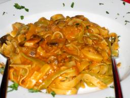 Tagliatelle Caruso ruoka-annos lautasella