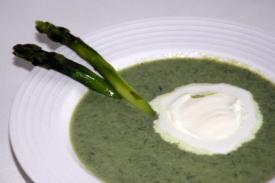 Tankoparsa-pinaattikeittoa lautasella