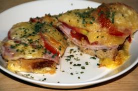 Herkullinen tanskalaisvoileipä aukileikattuna