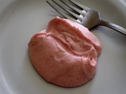 Taramasalata-mätilevite lautasella tarjoiluvalmiina