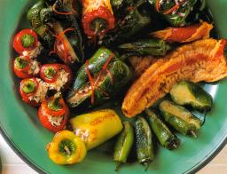 Täytetyt chilit tarjoilualustalla