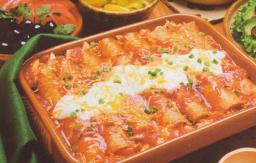 Täytetyt enchiladat Meksikonlahdelta vuoassa tarjoiluvalmiin