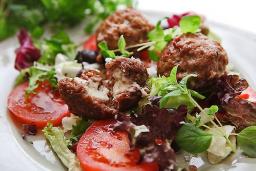 Fyllda köttbullar på tallriken