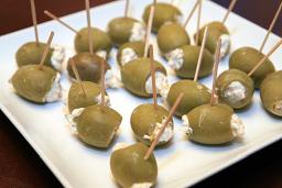 Täytetyt oliivit tarjoilualustalla